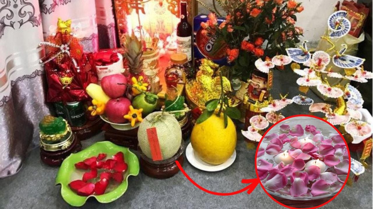 Trên bàn thờ Thần Tài luôn có một bát nước thả hoa? Tại sao?
