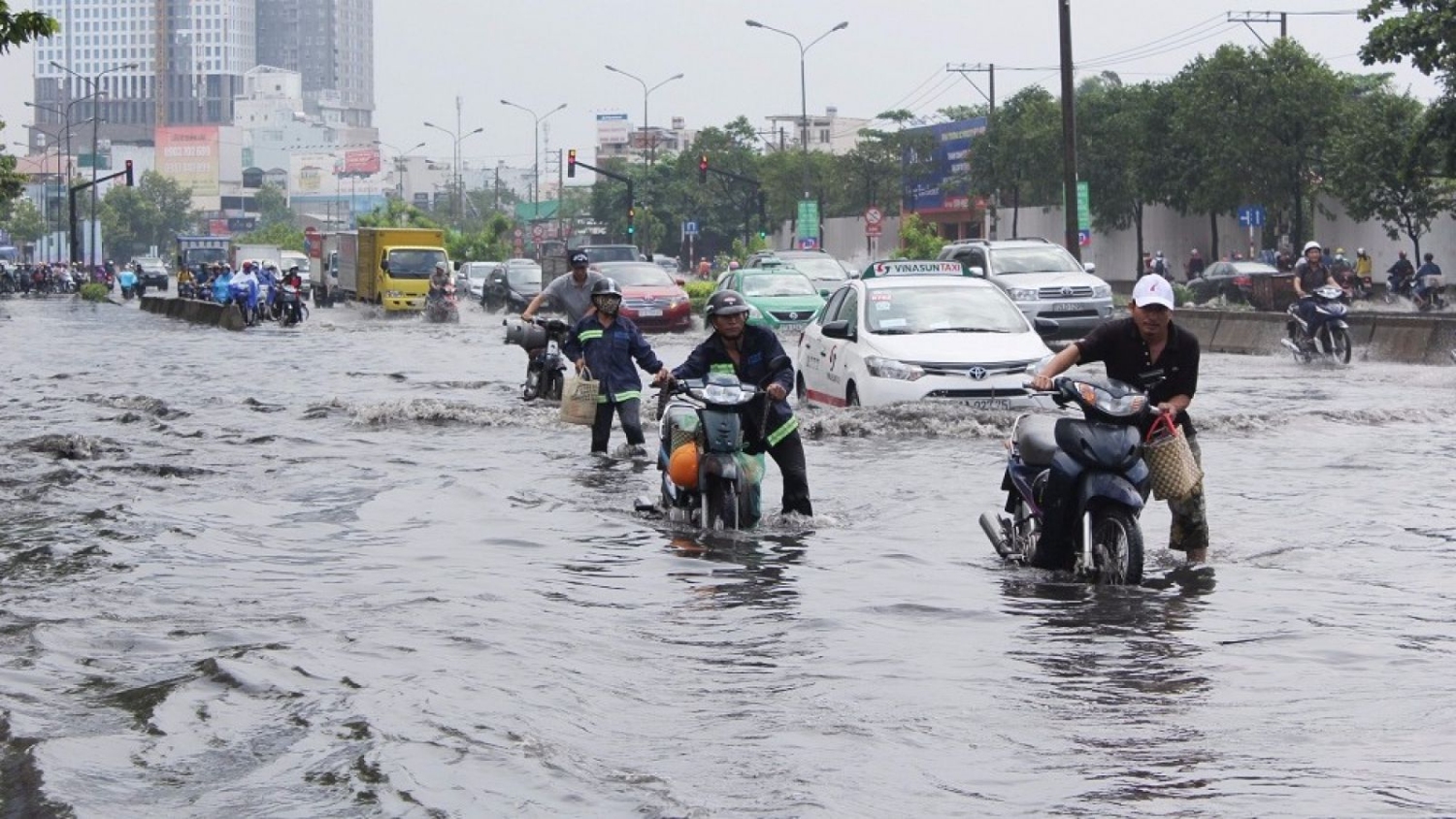 Cách chạy xe không bị chết máy khi đi vào vùng ngập nước rất đơn giản