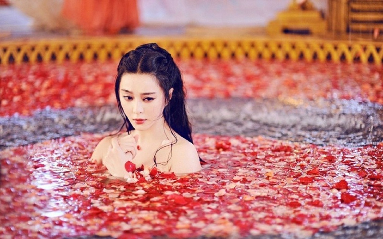 Ghi sổ cách tận dụng cánh hoa hồng làm nước rửa mặt giúp nàng có làn da đẹp không tỳ vết