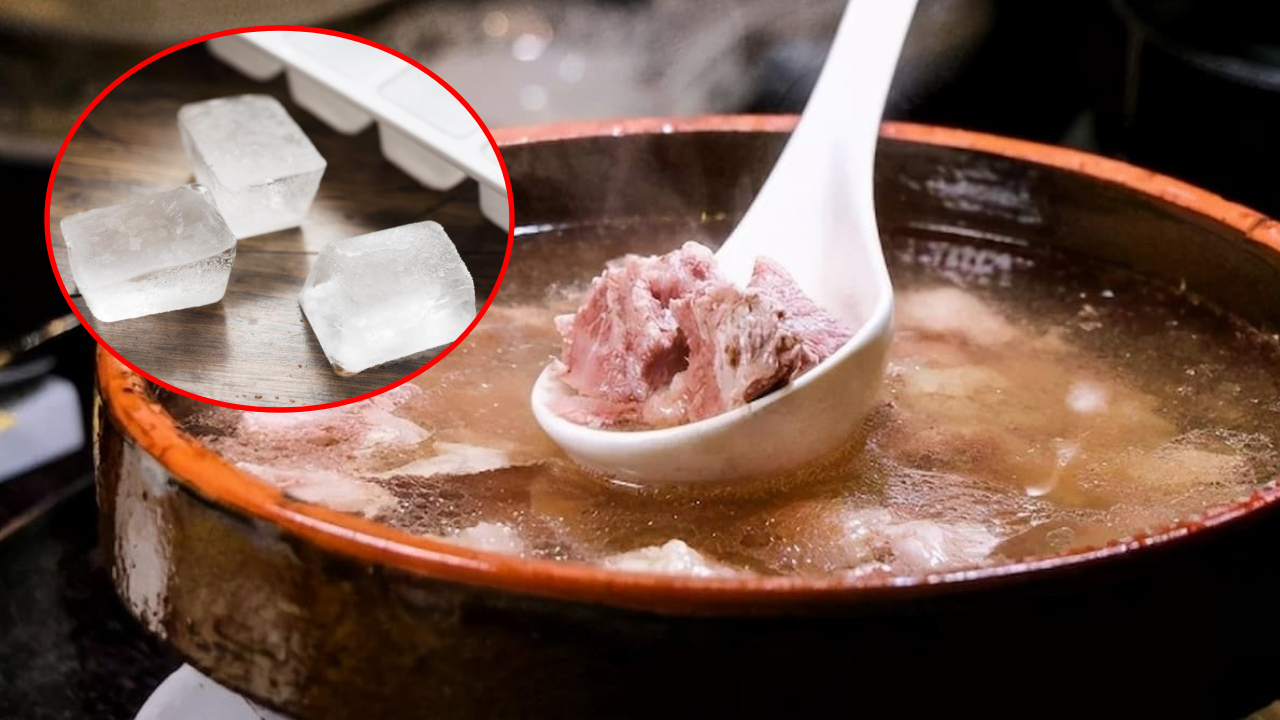 Thả vài viên đá lạnh vào nồi canh đang sôi, tuyệt chiêu nấu ăn ngon mà nhiều người chưa biết