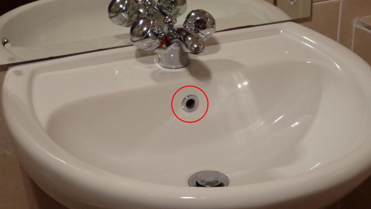 Dù là bồn vệ sinh rẻ hay đắt tiền thì chúng đều có điểm chung là một lỗ nhỏ được thiết kế gần vòi rửa. 