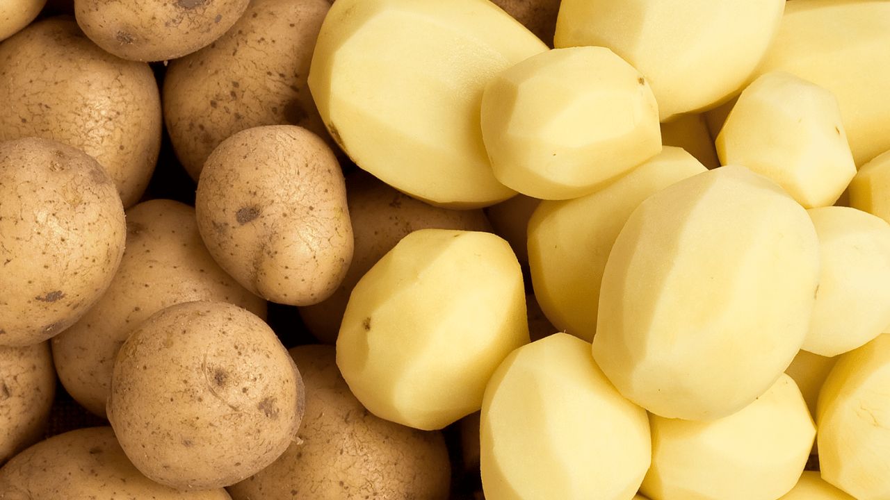 Không nên rửa khoai tây trước khi mang đi bảo quản.