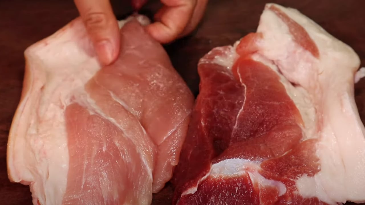 Mua thịt lợn chọn miếng có màu đậm hay nhạt mới là thịt tươi ngon?