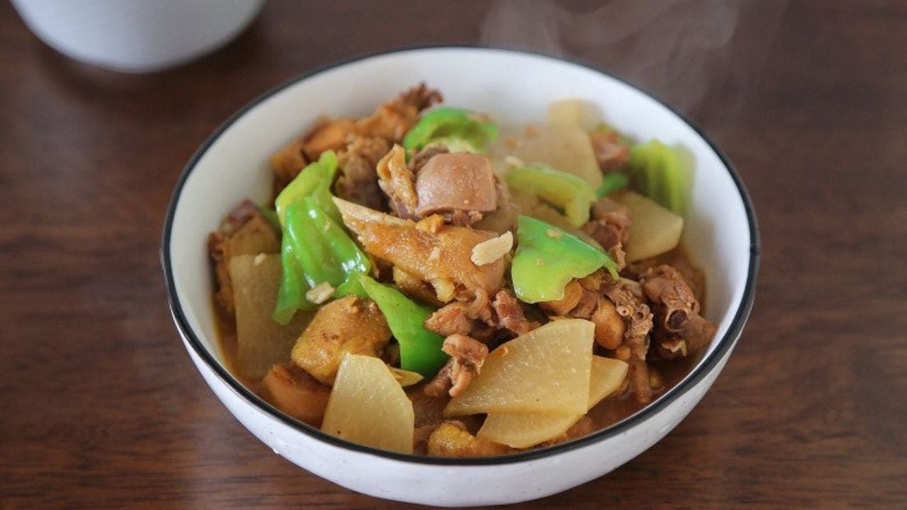 Món thịt gà kho củ cải phù hợp để ăn kèm cơm nóng.