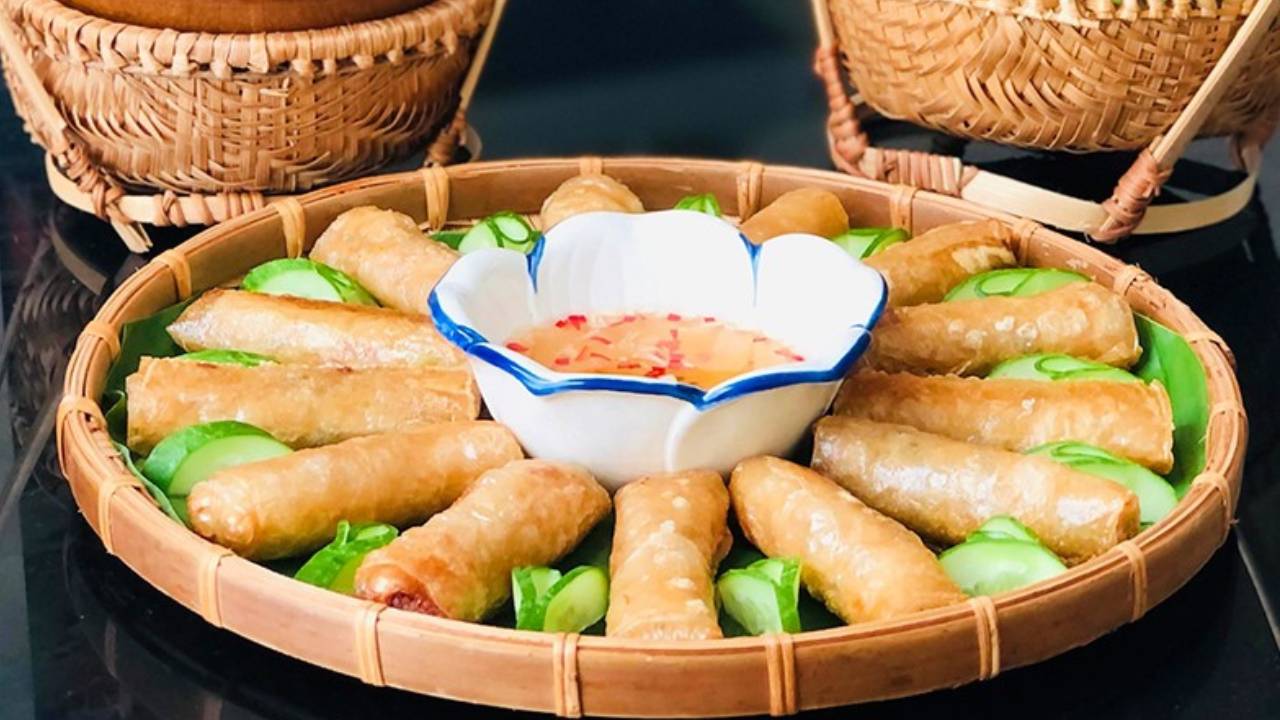 Trước khi rán nem nhớ làm điều này: Nem giòn tan, để bao lâu cũng ngon ...