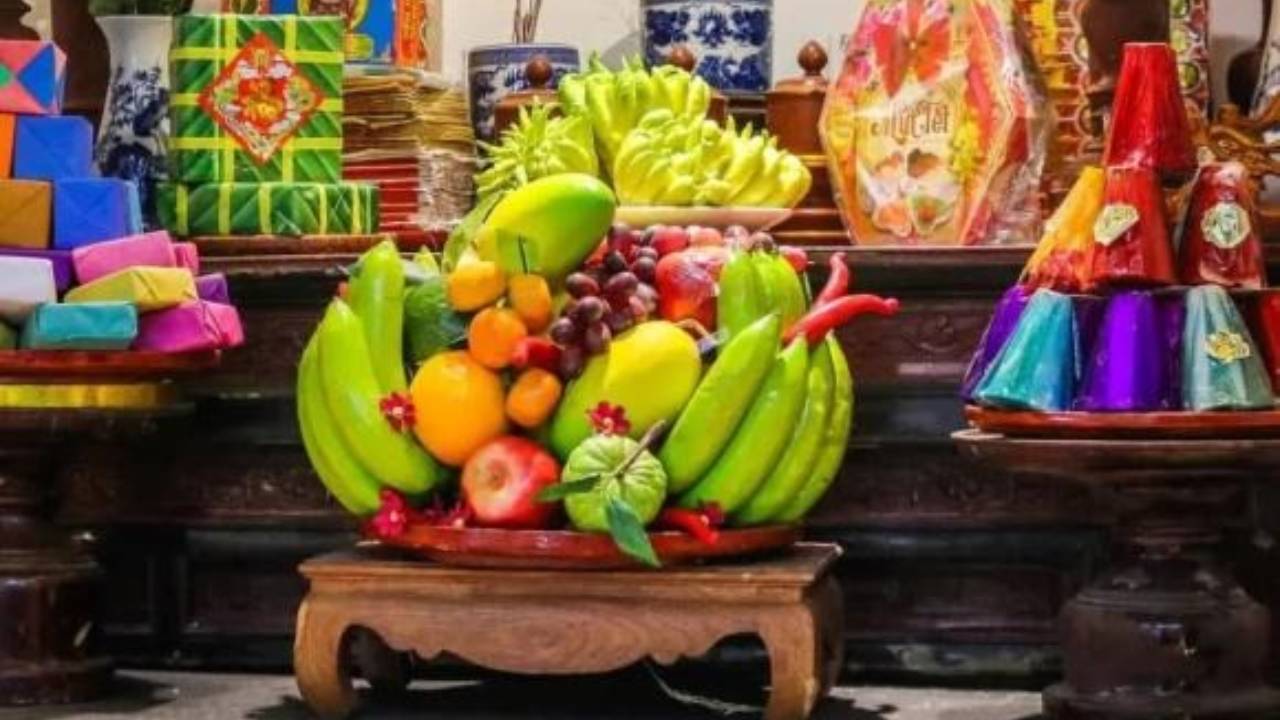 Hoa cúng Rằm nên đặt bên phải, bên trái hay chính giữa bàn thờ, nhiều ...