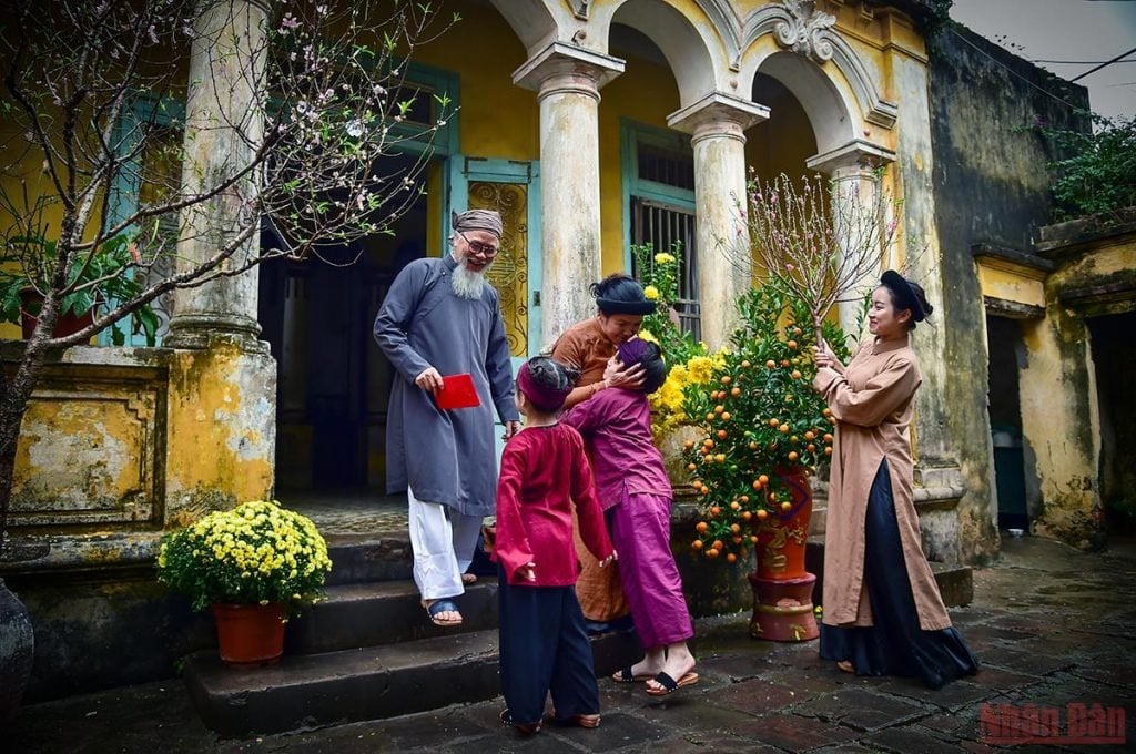 Chọn tuổi xông đất, xông nhà Tết Ất Tỵ 2025 cho gia chủ tuổi Dần