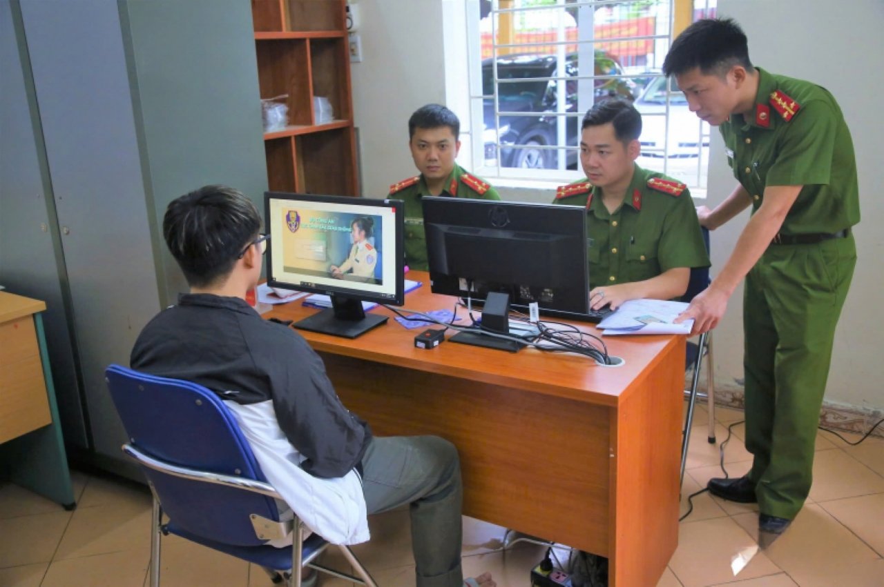 Công an cấp xã sẽ tiếp nhận hồ sơ đổi, cấp lại giấy phép lái xe ngay tại cơ sở