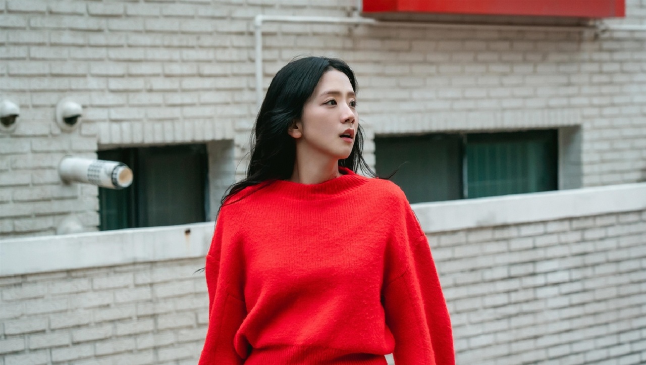 Phong cách thời trang tối gian của Jisoo (BLACKPINK) trong Newtopia