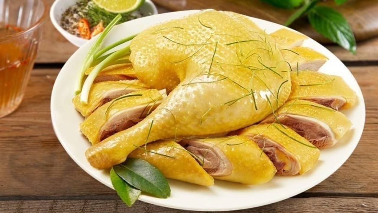 Thịt gà chớ nên luộc nước lã, luộc theo cách này thịt chín mềm, vàng da, ngọt thịt