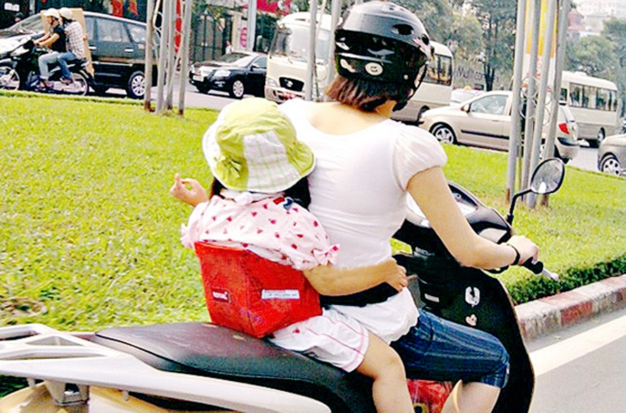Từ 2025, phụ huynh chở con bằng xe máy mắc lỗi này có thể bị phạt 10 triệu đồng, tước bằng lái 12 tháng