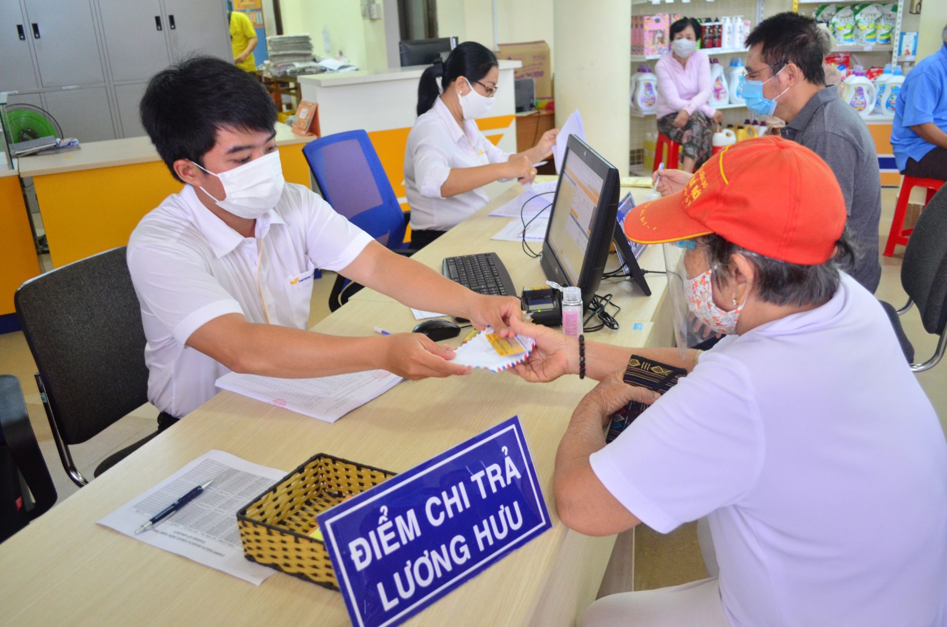 Lương hưu được điều chỉnh trên cơ sở mức tăng của chỉ số giá tiêu dùng phù hợp với khả năng của ngân sách nhà nước và quỹ bảo hiểm xã hội. (Ảnh minh họa)
