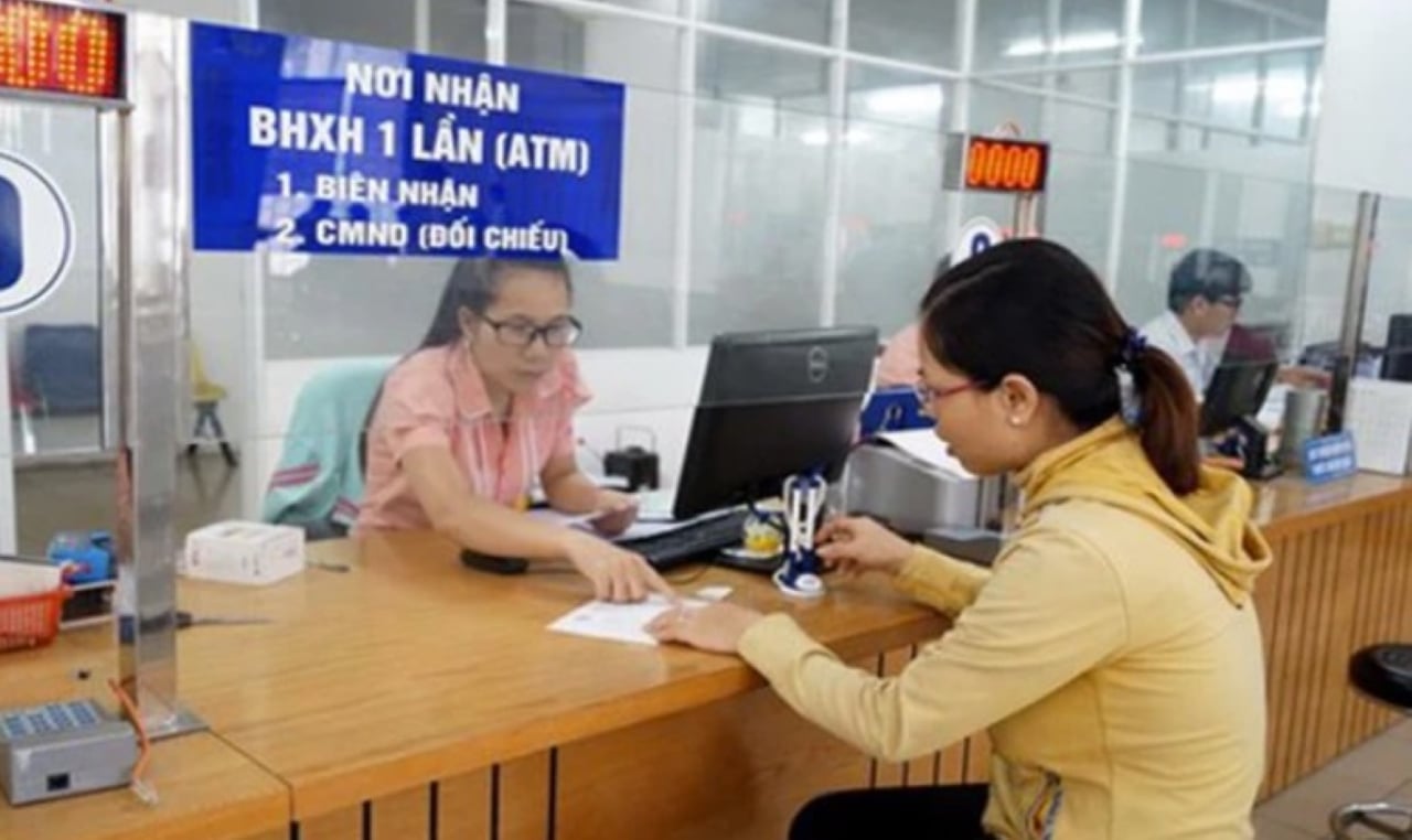 Từ ngày 01/07/2025, hồ sơ đề nghị hưởng bảo hiểm xã hội một lần bao gồm: Sổ bảo hiểm xã hội, văn bản đề nghị hưởng bảo hiểm xã hội một lần của người lao động. (Ảnh minh họa)