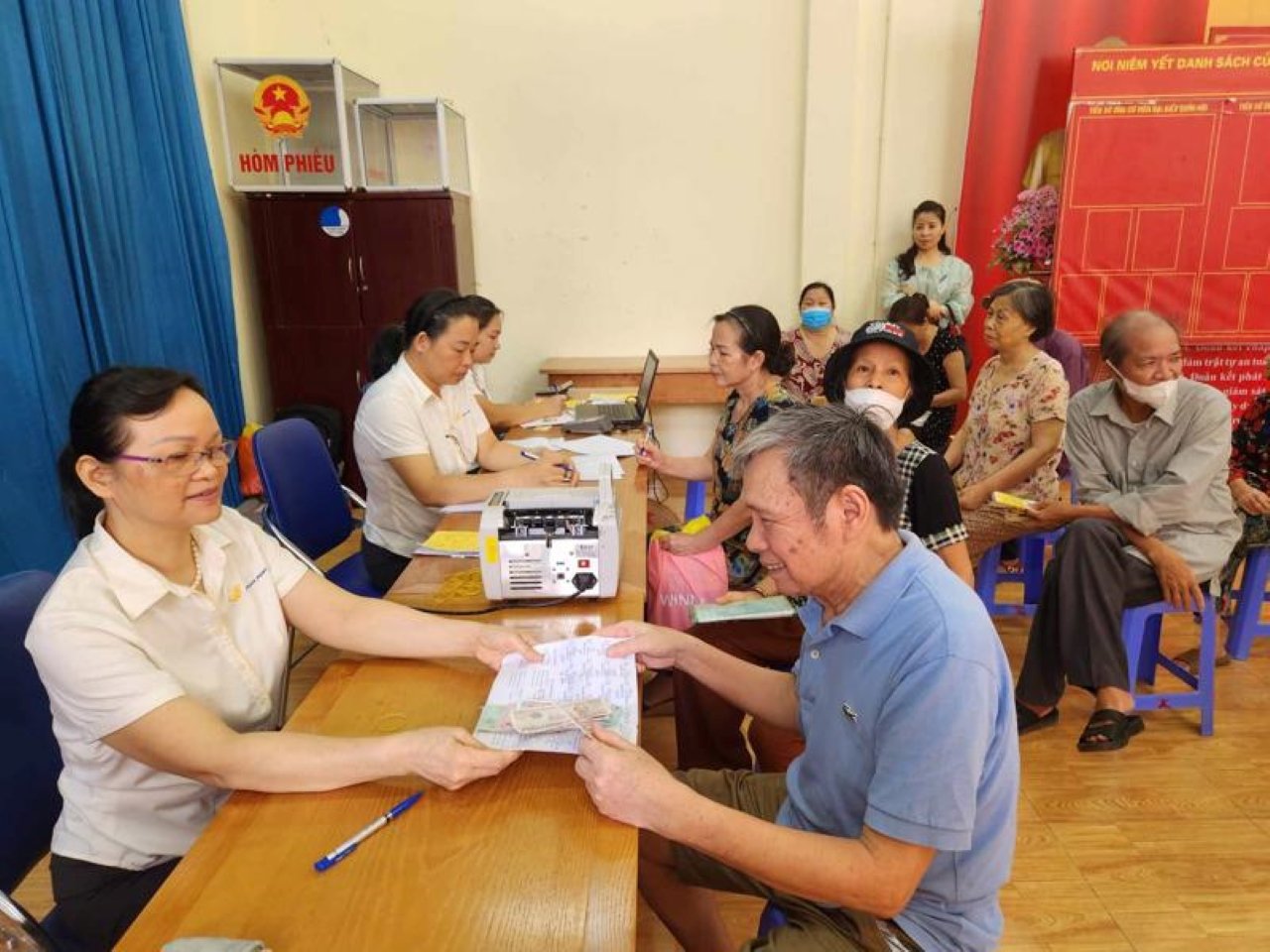 Bắt đầu từ ngày 1/7/2025, nhiều người lao động từ 60 tuổi trở lên, đã có thời gian tham gia bảo hiểm xã hội nhưng chưa đủ điều kiện nhận lương hưu, sẽ thuộc diện được hưởng chính sách trợ cấp xã hội mới. (Ảnh minh họa)