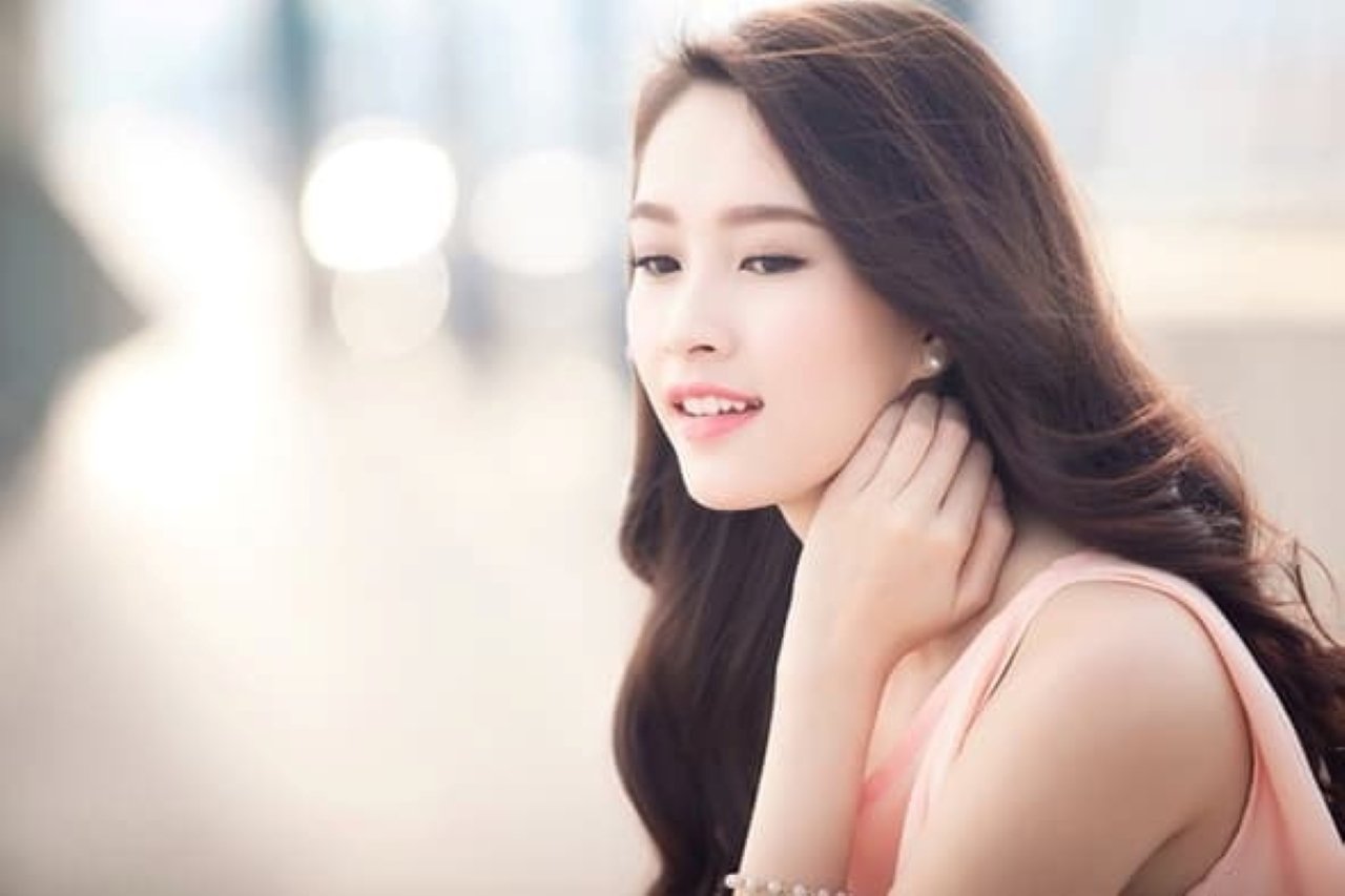 Phụ nữ trung niên với những nếp nhăn trên khoé mắt, hay sợi tóc điểm bạc không làm giảm đi sức hút mà khắc họa rõ hơn sự từng trải và phong thái tự tin và quyến rũ của họ. (Ảnh minh họa)