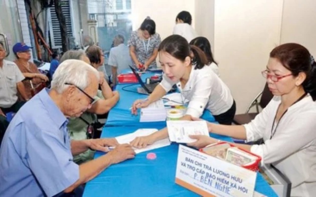 Từ 1/7/2025, 3 đối tượng thuộc này sẽ bị tạm dừng chi trả lương hưu, trợ cấp BHXH hàng tháng. (Ảnh minh họa)