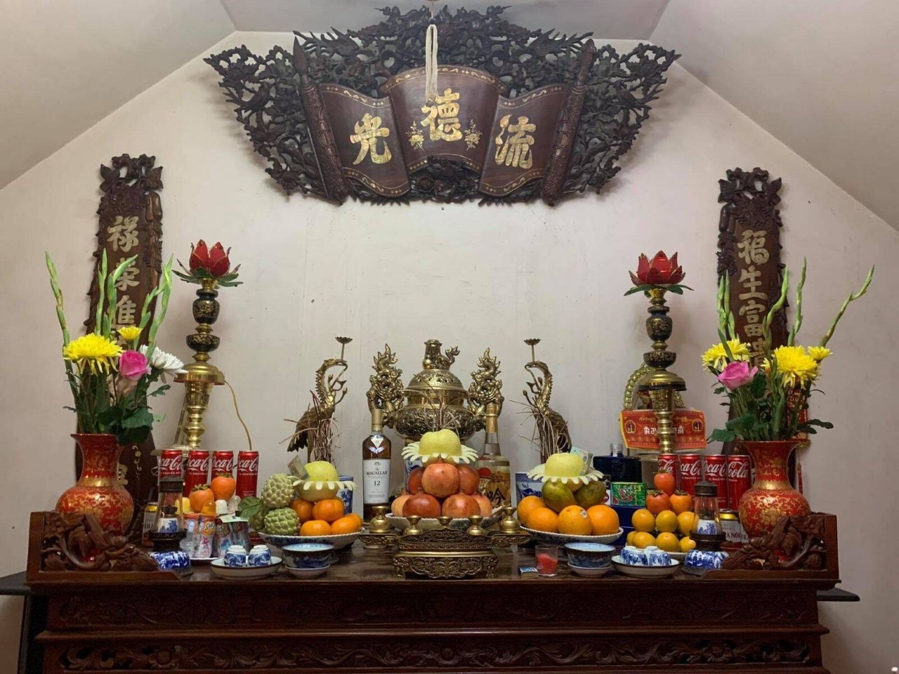 Theo các chuyên gia phong thủy, việc bày trí bàn thờ trong gia đình nên được dành cho việc thờ quan thần linh, thổ công, và táo quân, không nên thờ thêm. (Ảnh minh họa)