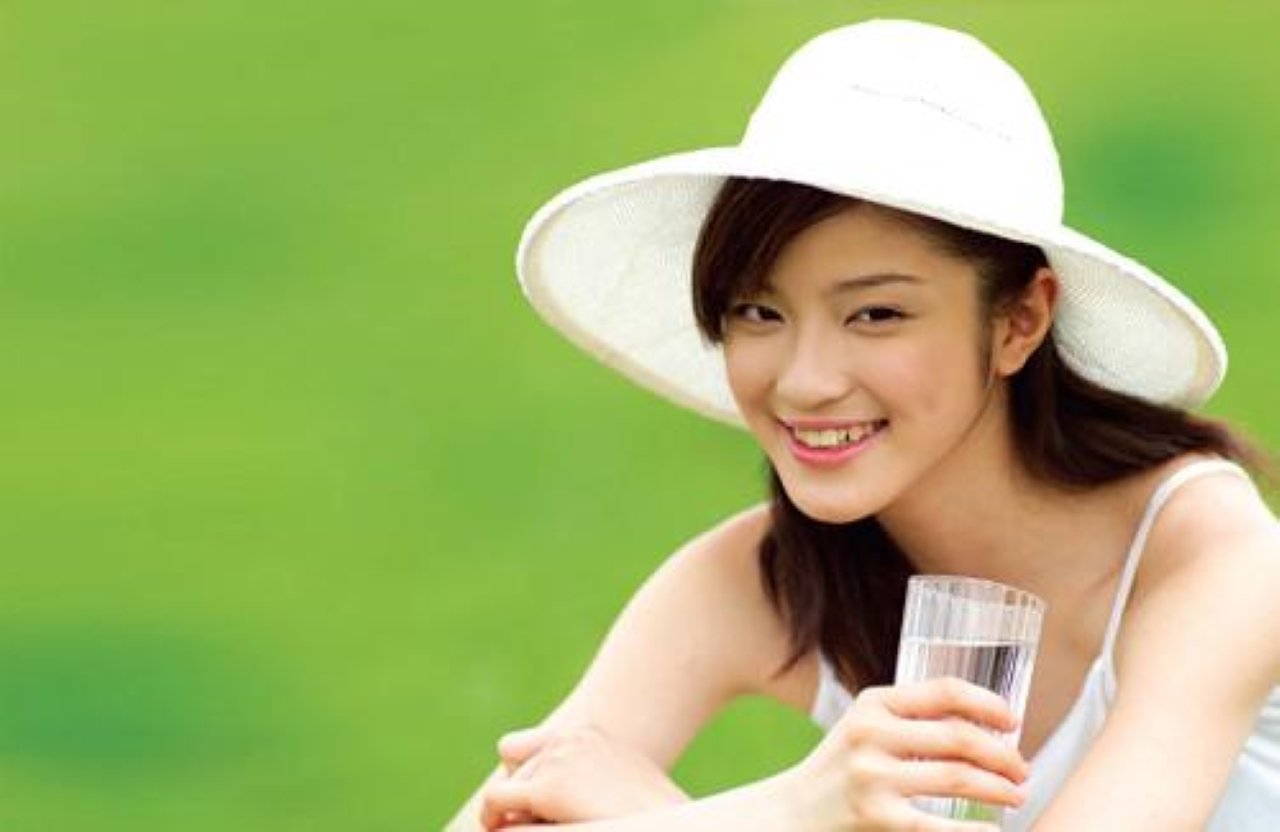 Hãy cung cấp đủ nước cho cơ thể. (Ảnh minh họa)