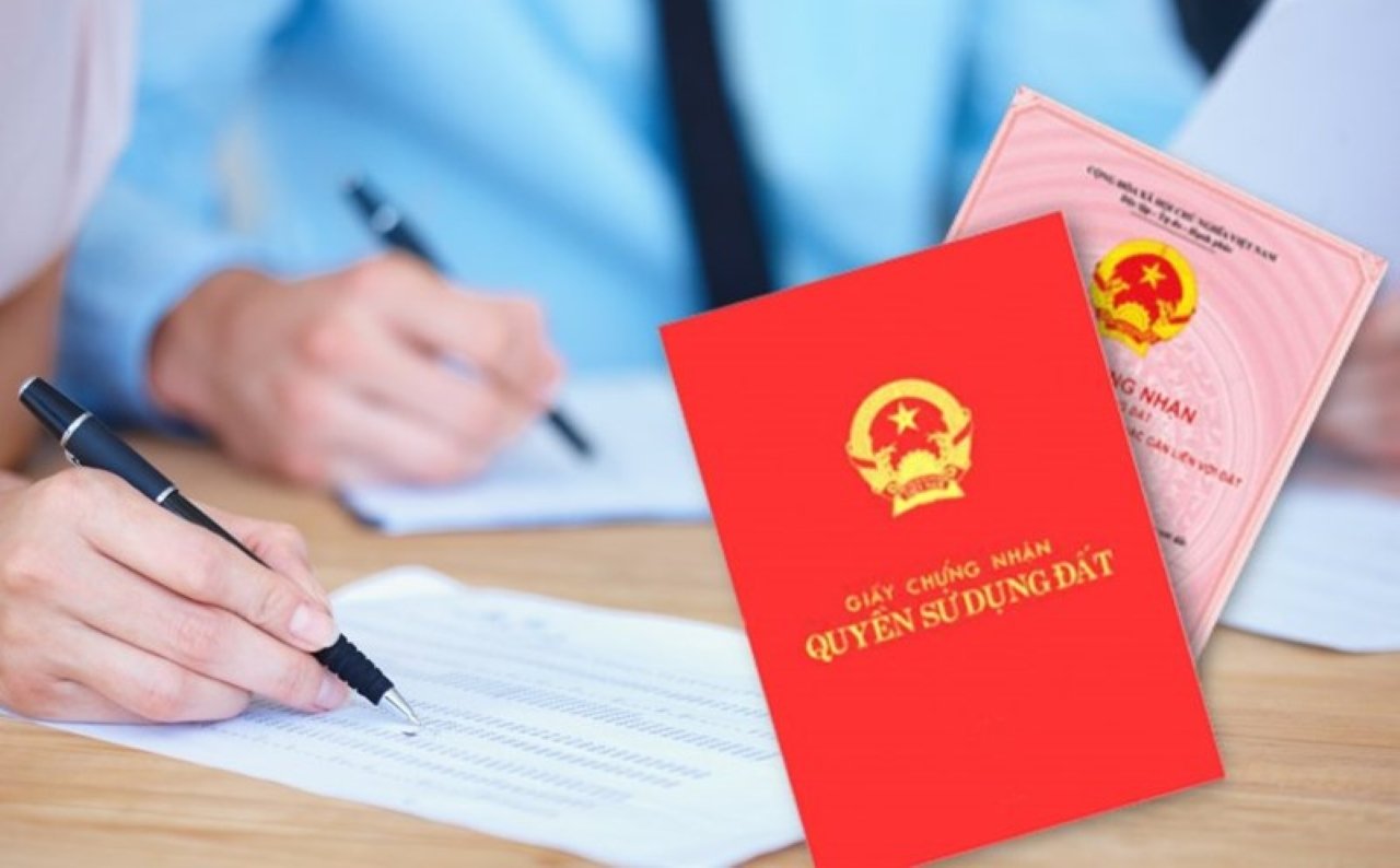 Theo Luật mới nhất, 3 trường hợp dưới đây chỉ phải nộp khoản phí 100.000 đồng khi làm sổ đỏ. (Ảnh minh họa)