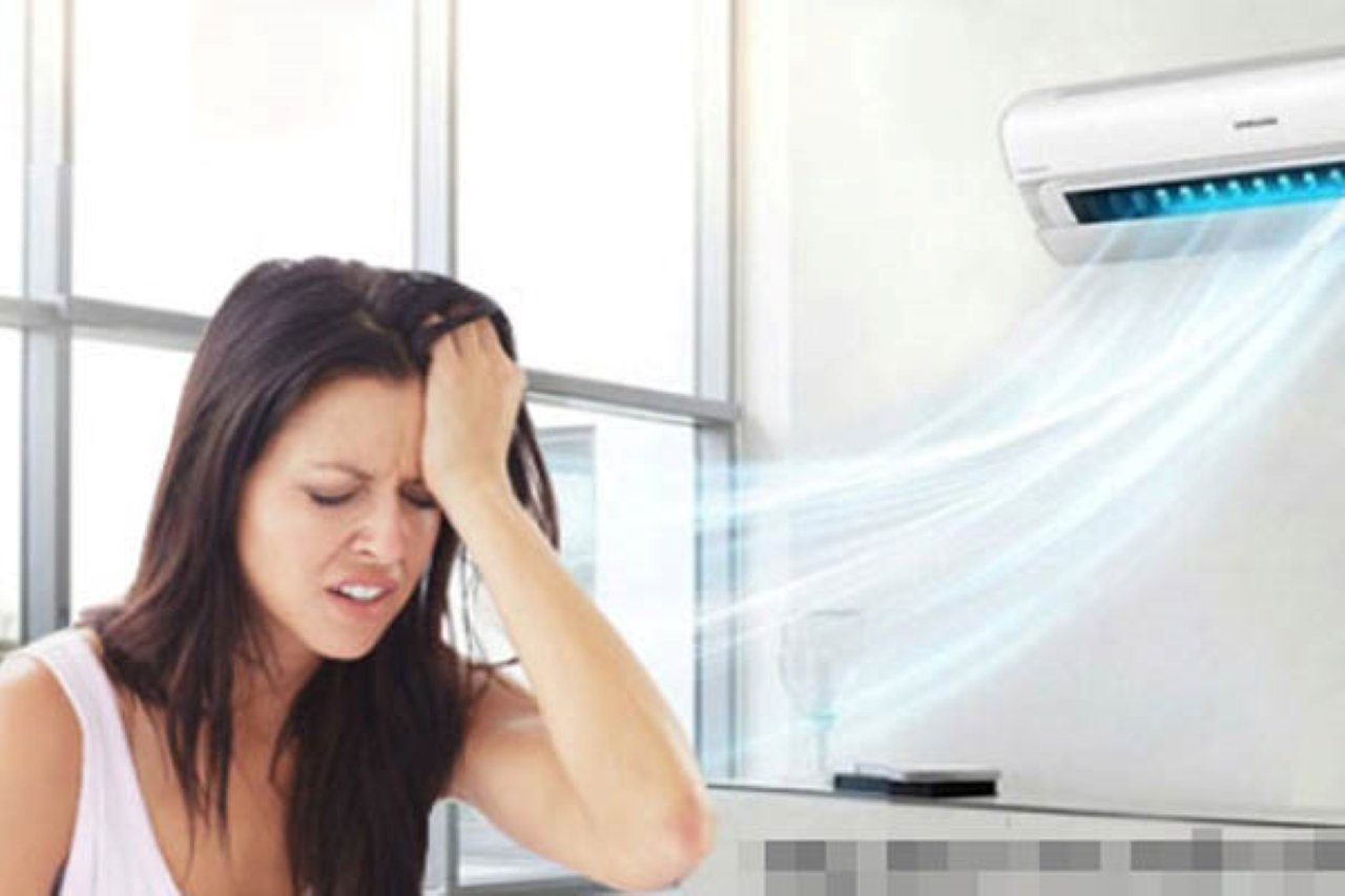 Ngồi điều hòa lâu trong phòng kín thời gian nhiều sẽ khiến bạn gặp nhiều vấn đề về sức khỏe. (Ảnh minh họa)