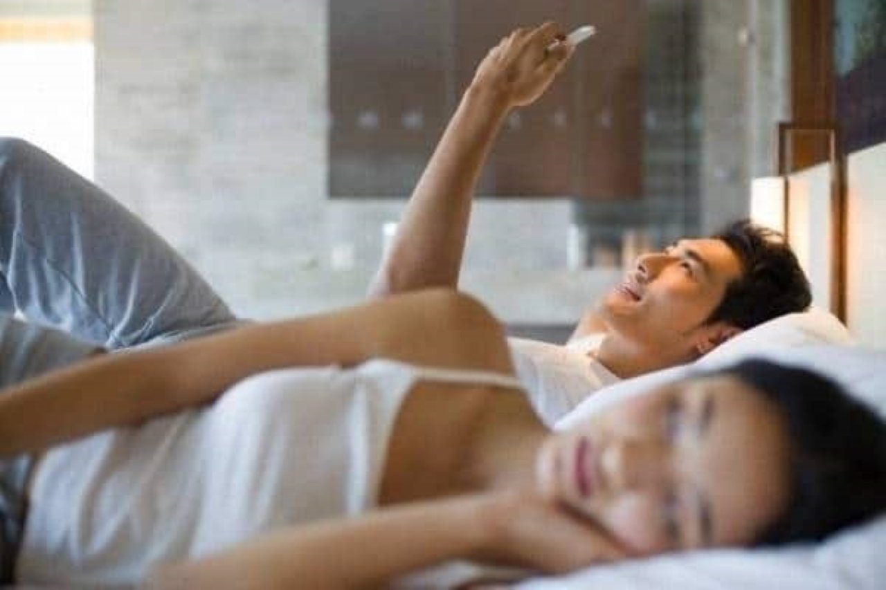 Đàn ông ngoại tình thường không thể rời xa được chiếc điện thoại. (Ảnh minh họa)
