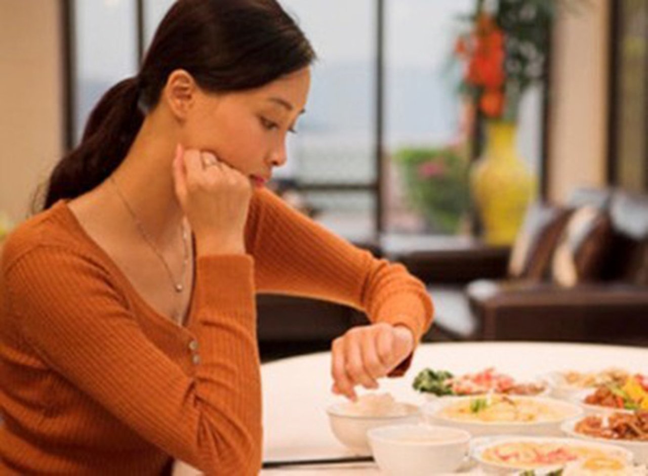 Sau 8 giờ tối, tốt nhất không nên ăn bất cứ đồ ăn vặt gì trừ các loại nước. (Ảnh minh họa)