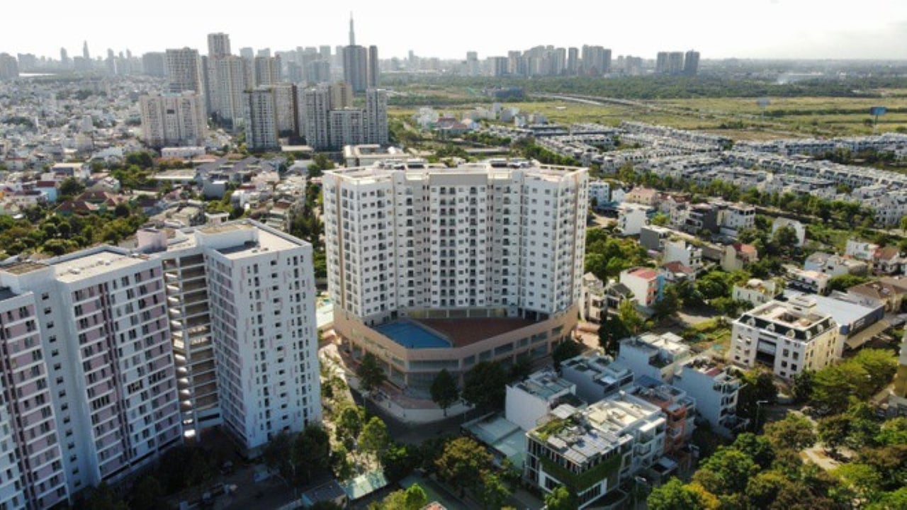 Người lao động thu nhập thấp cần các điều kiện và thủ tục sau để mua nhà ở xã hội. (Ảnh minh họa)