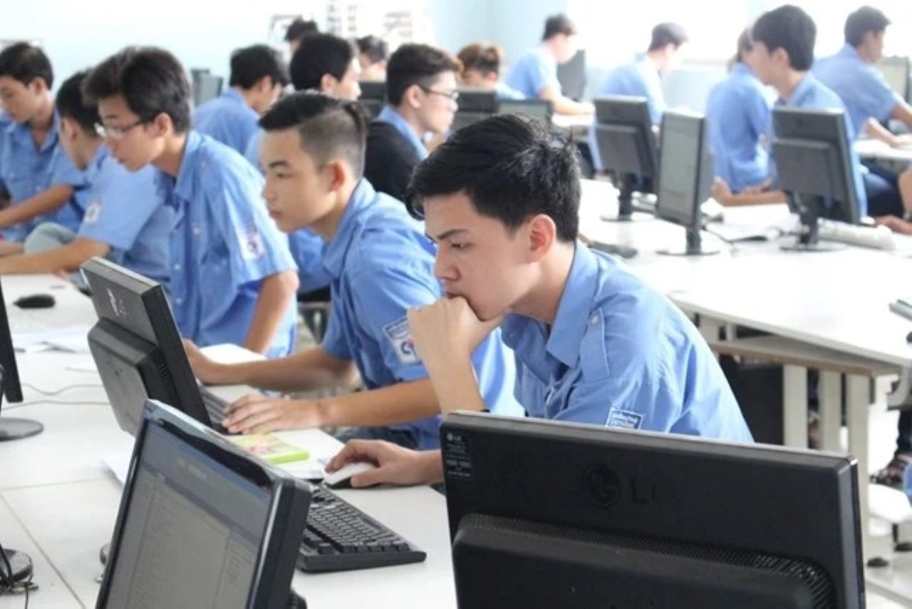 Nghị định 179/2025/NĐ-CP có hiệu lực từ 25/8/2025 quy định cán bộ, công chức, viên chức đảm nhiệm vị trí việc làm chuyên trách về quản lý công nghệ thông tin hoặc công nghệ thông tin sẽ được nhận hỗ trợ 5 triệu đồng mỗi tháng. (Ảnh minh họa)