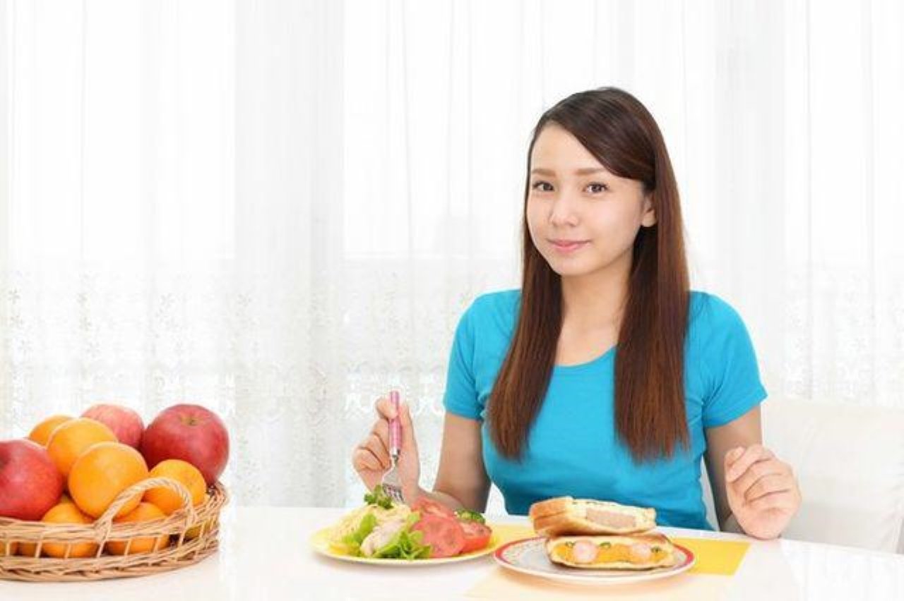 Bữa tối nhẹ nhàng và sớm hơn. (Ảnh minh họa)