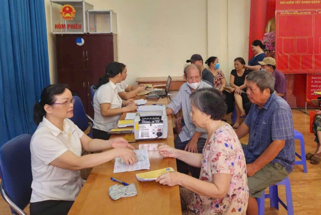 Người từ đủ 70 tuổi đến dưới 75 tuổi thuộc hộ nghèo, hộ cận nghèo theo quy định của Chính phủ và không hưởng lương hưu hoặc trợ cấp bảo hiểm xã hội hằng tháng thì được hưởng trợ cấp hưu trí xã hội.