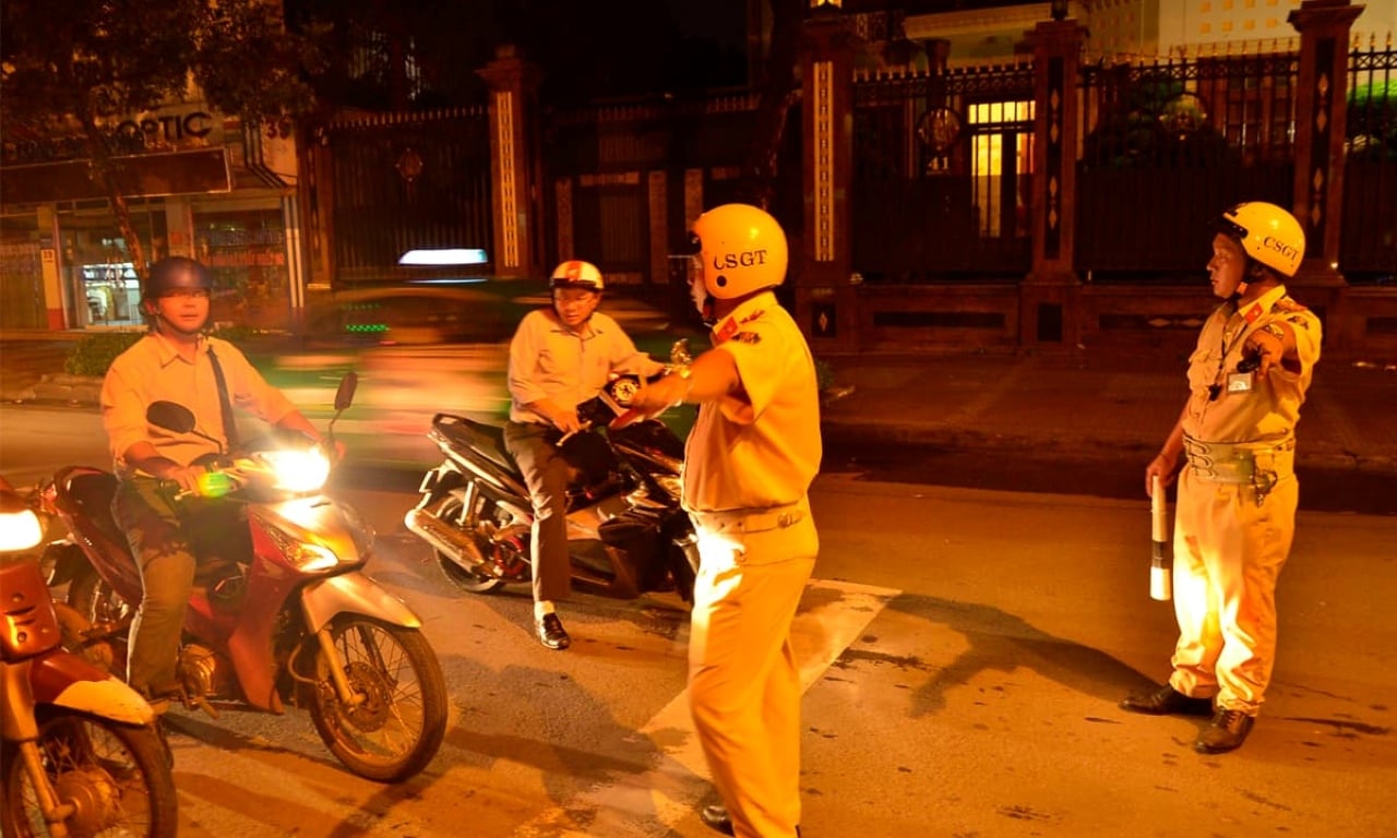 Khi tham gia giao thông, có 2 khung giờ trong ngày người lái xe cần phải lưu ý, nếu không sẽ bị phạt nặng. (Ảnh minh họa)