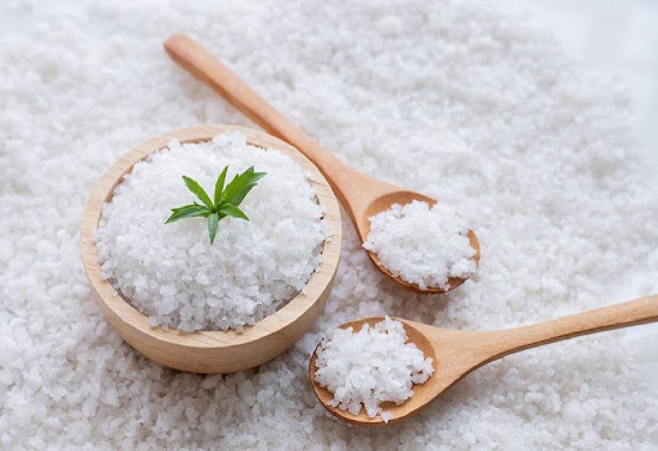 Có thể rắc muối quanh nhà rồi quét sạch để làm mới năng lượng.