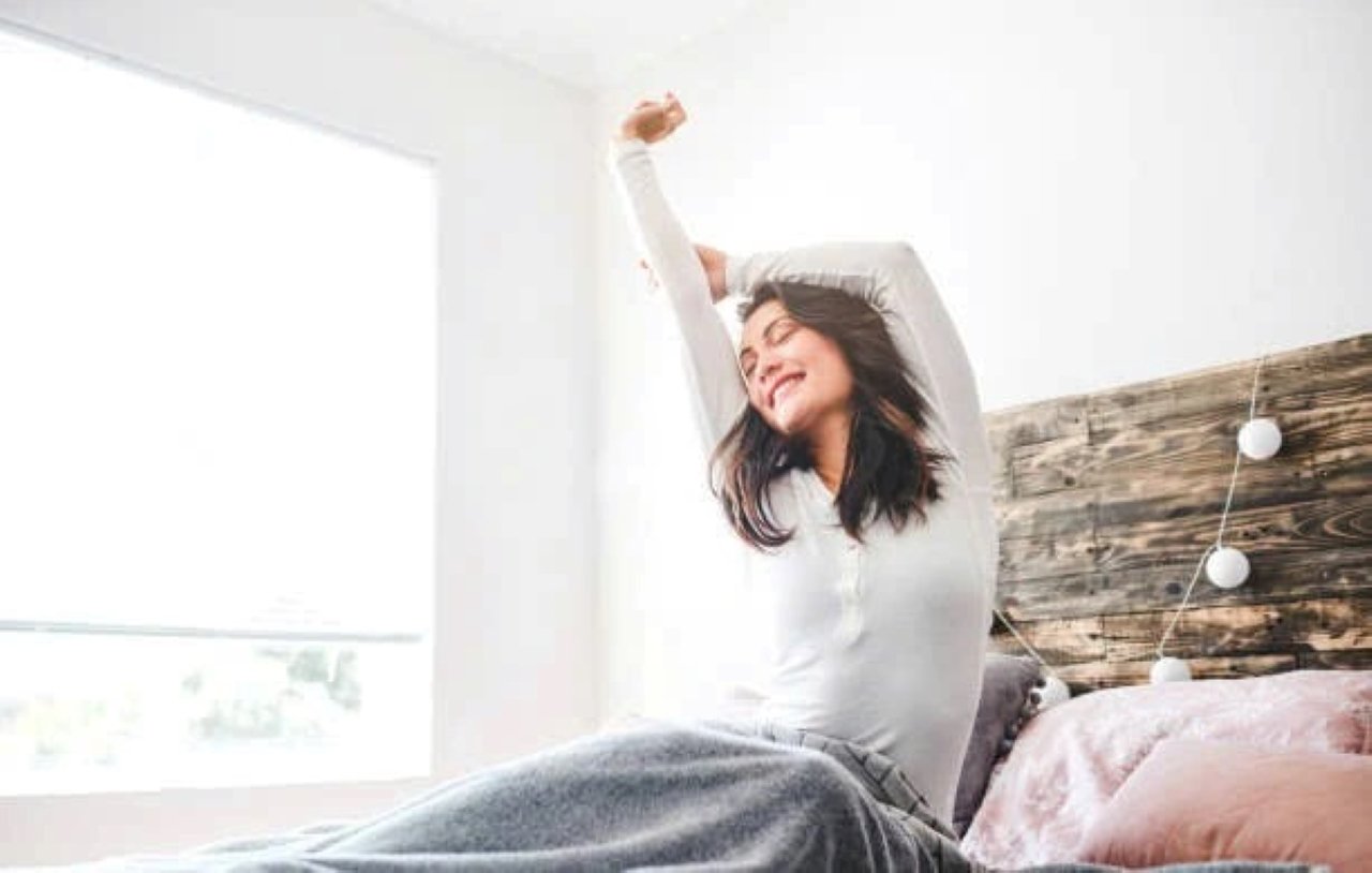 Giấc ngủ giúp cơ thể sản xuất ra các kháng thể để phòng chống bệnh tật. Ngủ đủ giấc thì cơ thể sẽ sản xuất ra cortisol - một hormone stress khiến da trở nên khô, sạm và xuất hiện nếp nhăn trước tuổi. (Ảnh minh họa)