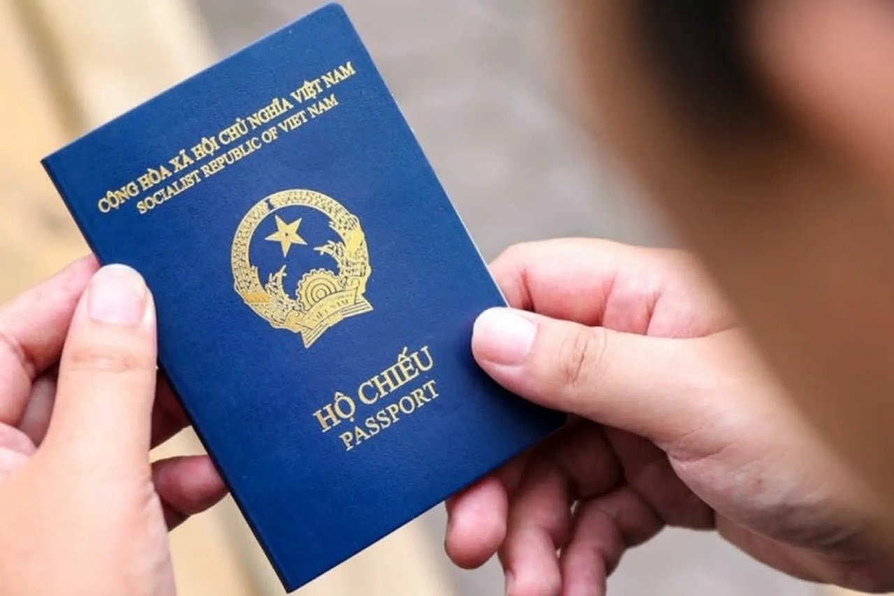 Bộ Công an vừa ban hành thông tư mới, trong đó quy định sửa đổi, bổ sung một số điều quy định về mẫu hộ chiếu, mẫu giấy thông hành và các biểu mẫu liên quan từ 1/10. (Ảnh minh họa)