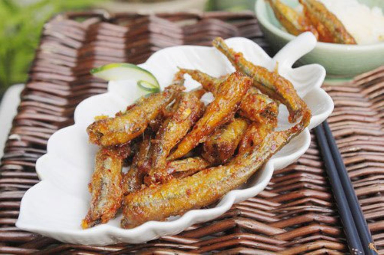 Việc ăn cá cả xương không chỉ góp phần bổ sung canxi cao mà còn đảm bảo cân bằng dinh dưỡng, tránh lãng phí. (Ảnh minh họa)