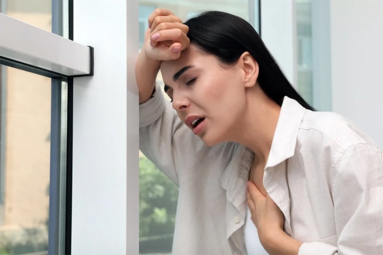 Ngủ không đủ giấc, bỏ sữa sáng, ngồi làm việc quá lâu... là những nguyên nhân làm huyết áp của bạn tăng cao. (Ảnh minh họa)