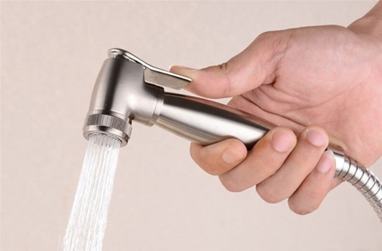 3 lợi ích sức khỏe cực tốt của việc dùng vòi xịt vệ sinh. (Ảnh minh họa)