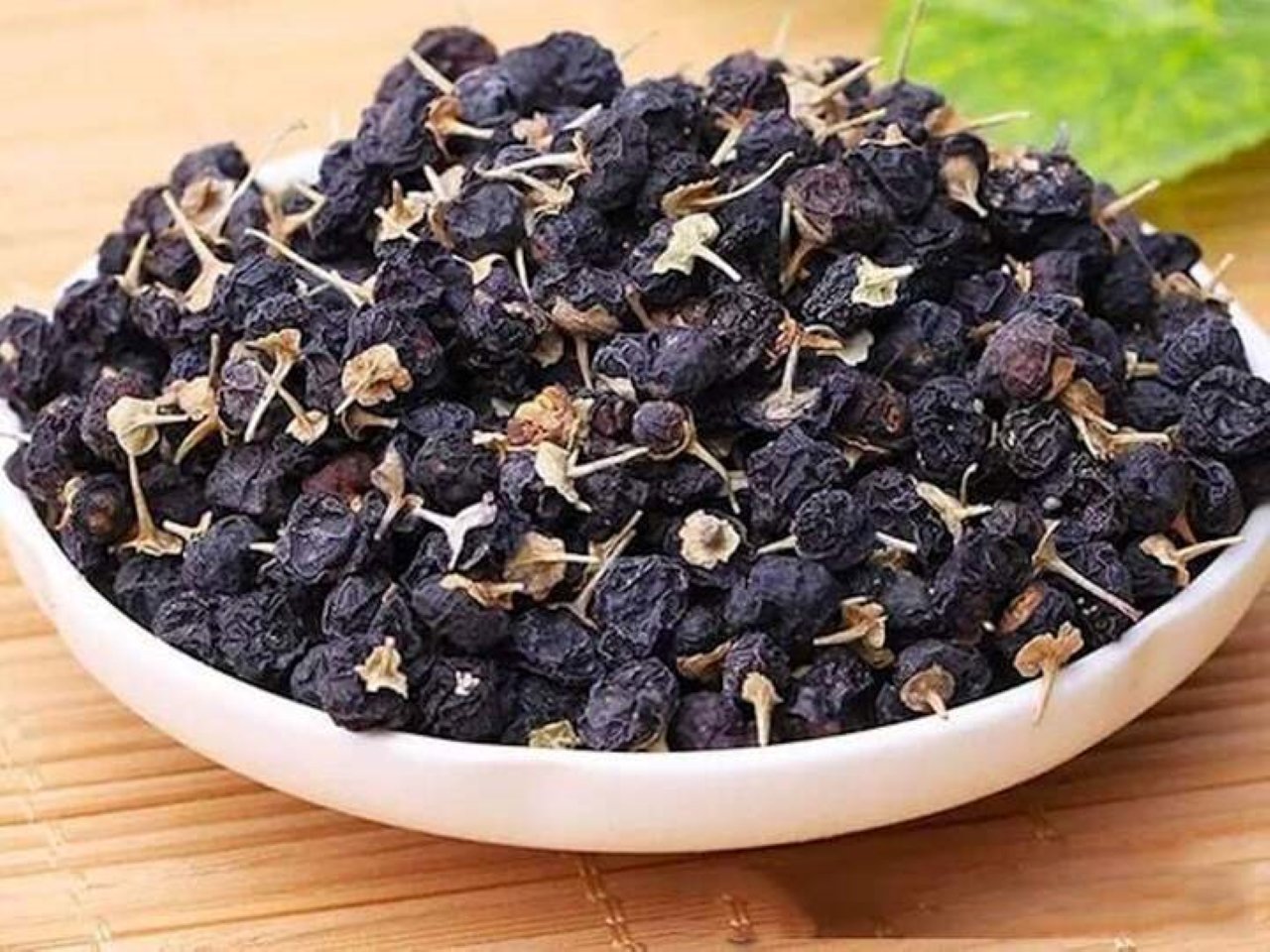 Kỷ tử đen còn có thể giúp điều hòa hệ miễn dịch, đặc biệt là đối với người cao tuổi, giúp phục hồi hoạt động của tế bào miễn dịch trong cơ thể là vô cùng quan trọng.