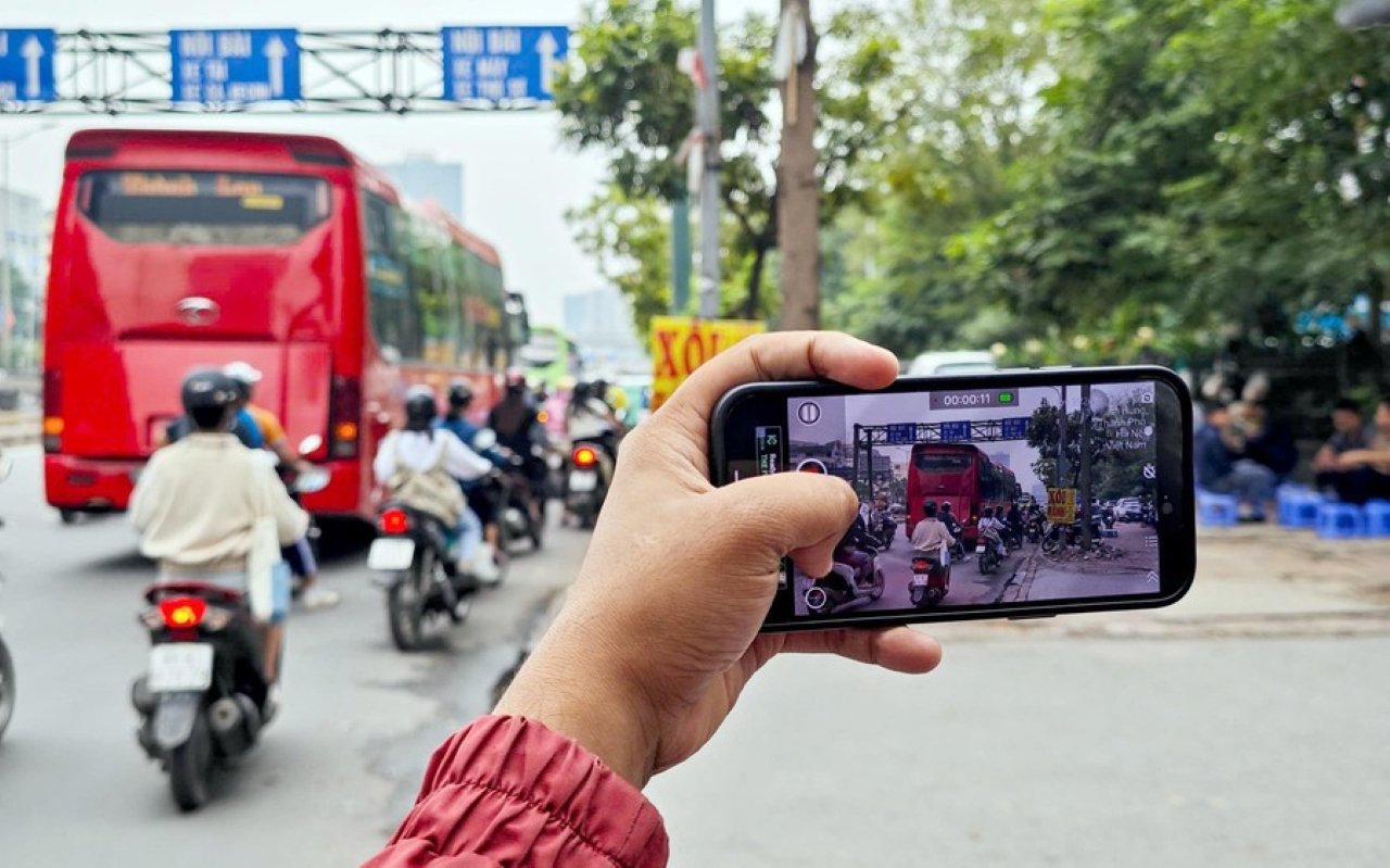 Mức chi hỗ trợ cá nhân, tổ chức cung cấp thông tin phản ánh hành vi vi phạm hành chính về trật tự, an toàn giao thông của một vụ, việc là 10% số tiền xử phạt vi phạm hành chính và tối đa 5.000.000 đồng/01 vụ, việc. (Ảnh minh họa)