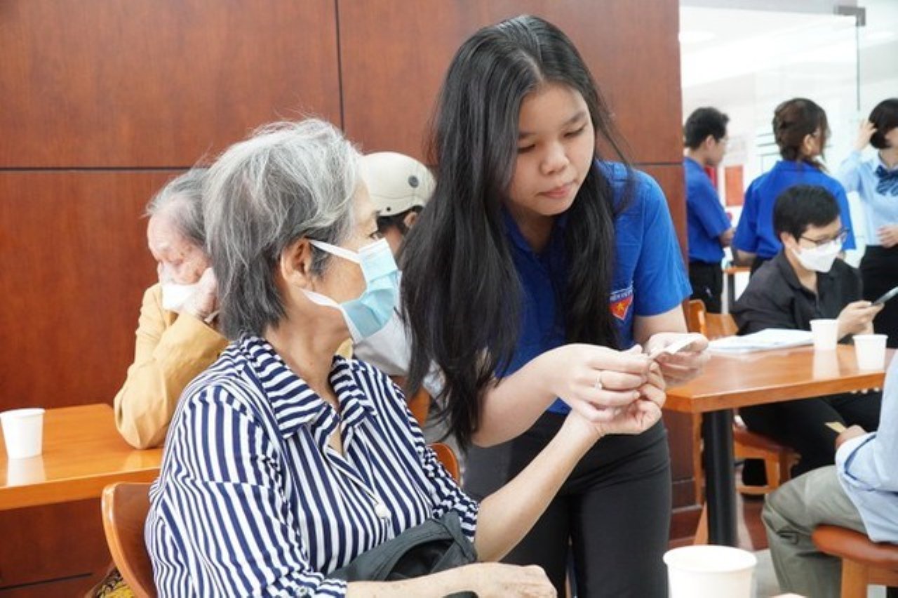 Người cao tuổi đến làm thủ tục nhận trợ cấp hưu trí xã hội tại Trung tâm Phục vụ hành chính công phường Tân Mỹ