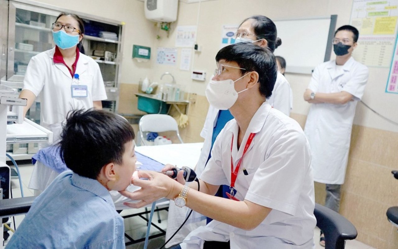Trẻ em dưới 6 tuổi chưa được cấp thẻ BHYT vẫn được thanh toán khám chữa bệnh. (Ảnh minh họa)