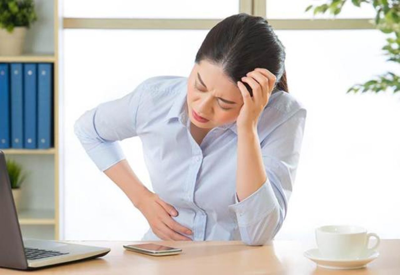 Thói quen thức khuya, stress kéo dài. (Ảnh minh họa)