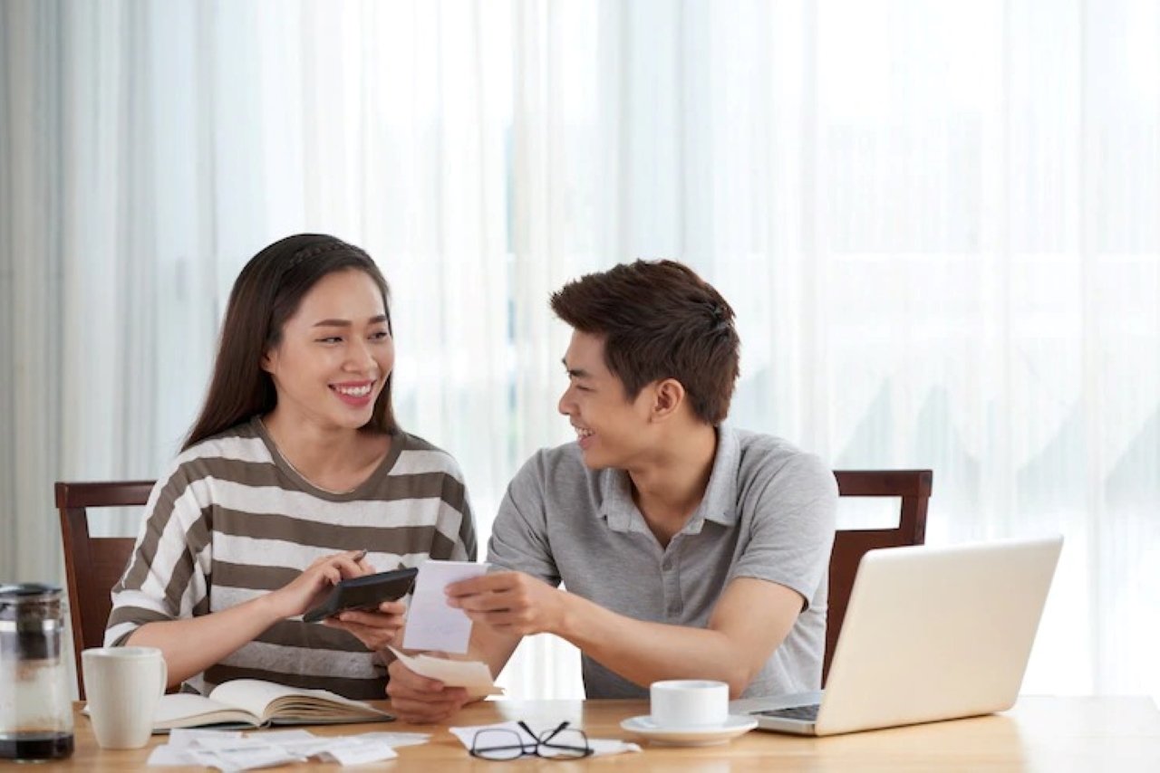 Vợ chồng cùng nhau nói về vấn đề tài chính của gia đình. (Ảnh minh họa)