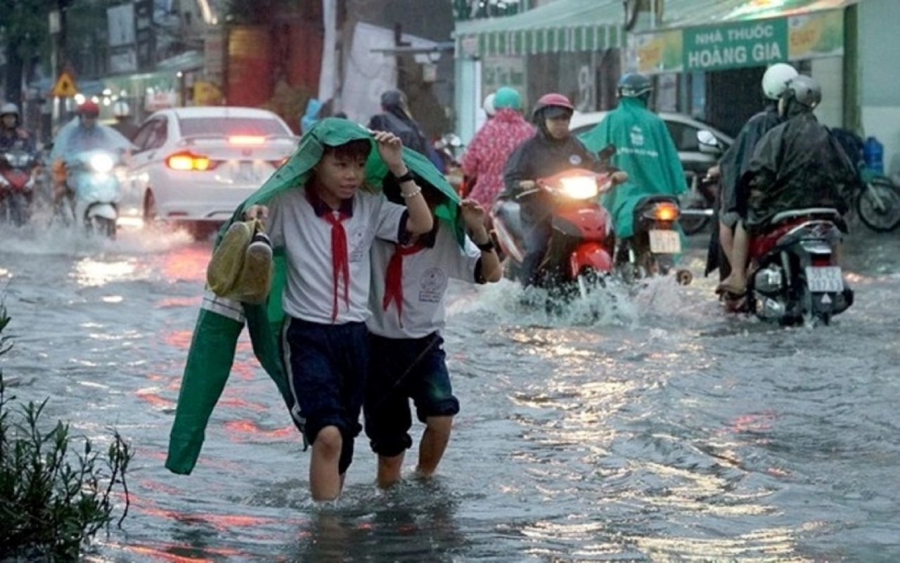 Trước tình trạng mưa ngập không dứt. Giám đốc sở GD-ĐT Hà Nội cho học sinh toàn thành phố nghỉ học ngày mai 1/10. (Ảnh minh họa)
