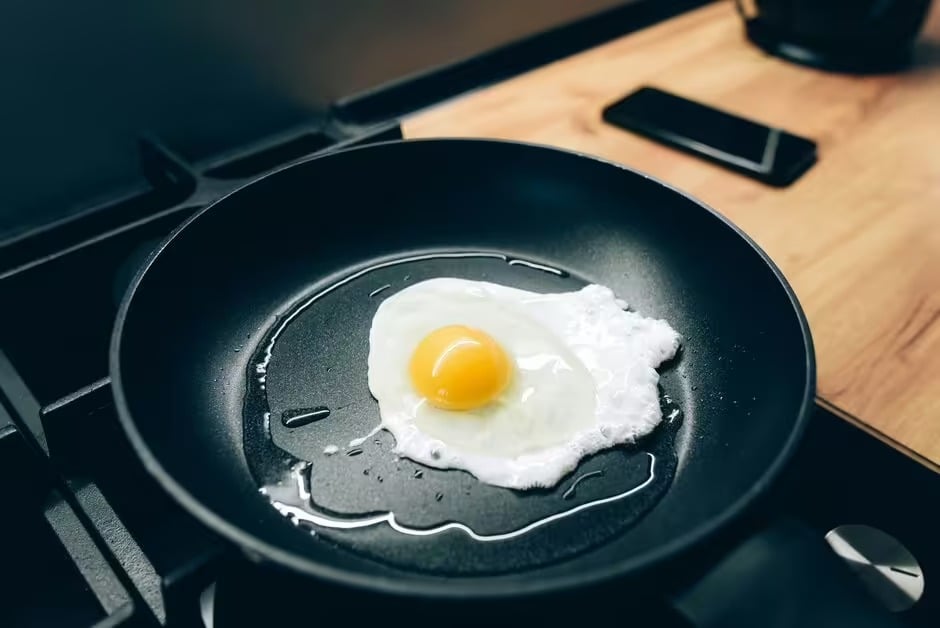Trứng ốp la là món ăn tưởng dễ nhưng lại dễ sai, chỉ cần quá lửa vài giây là lòng đỏ có thể chín kỹ. Ảnh minh họa