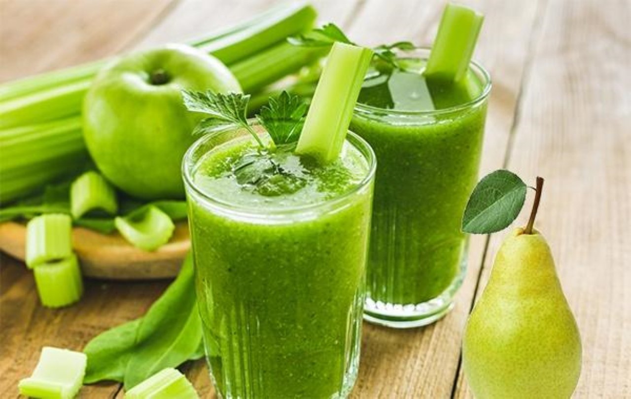 Ginh tố xanh bao gồm bột protein thực vật, rau xanh, trái cây tươi theo mùa.