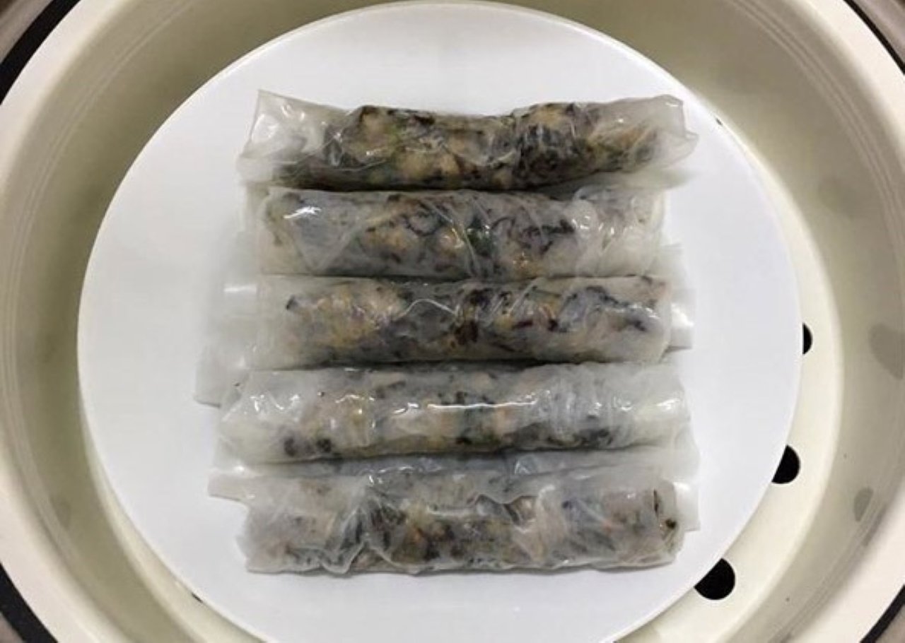 Bánh cuốn cho vào hấp