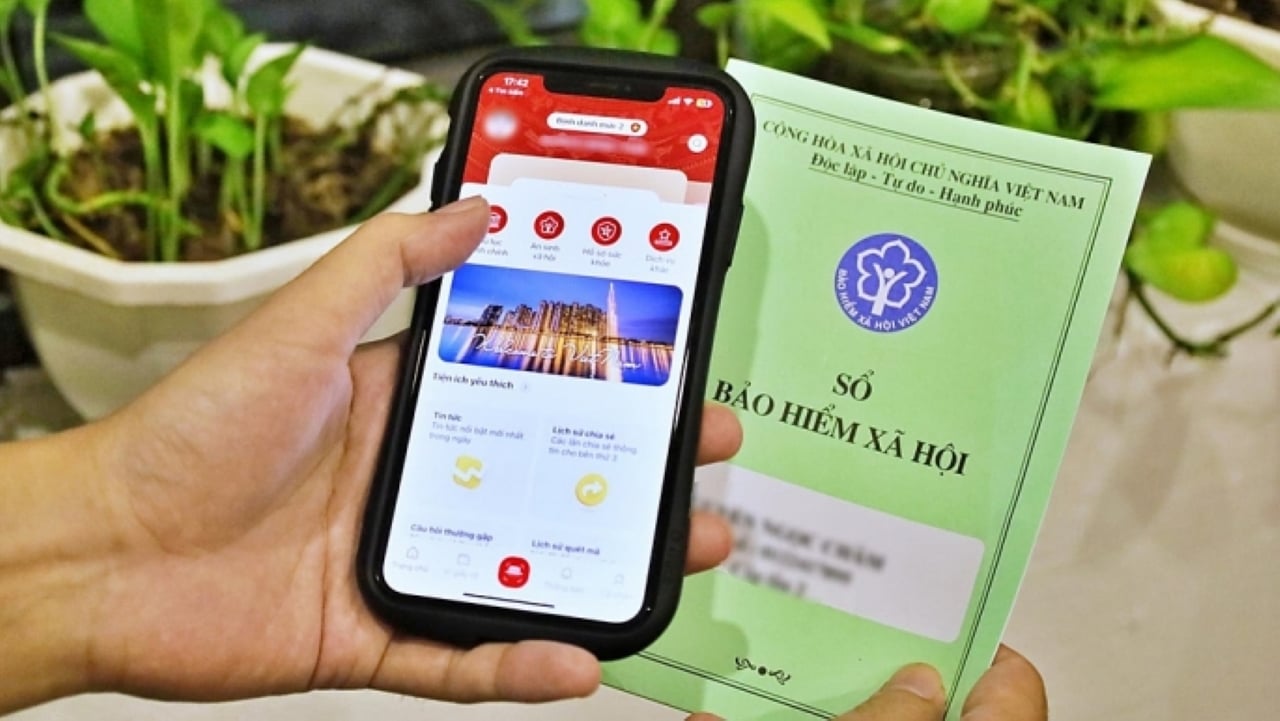 Hai thủ tục hành chính thuộc lĩnh vực thực hiện chính sách bảo hiểm xã hội sẽ được tích hợp và xử lý trực tuyến qua ứng dụng VNeID. (Ảnh minh họa)