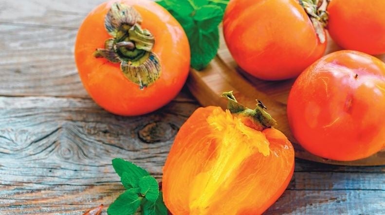 Hồng chứa nhiều vitamin C, A, E, cùng chất xơ, folate, kali, sắt, mangan, selen. Ảnh minh họa
