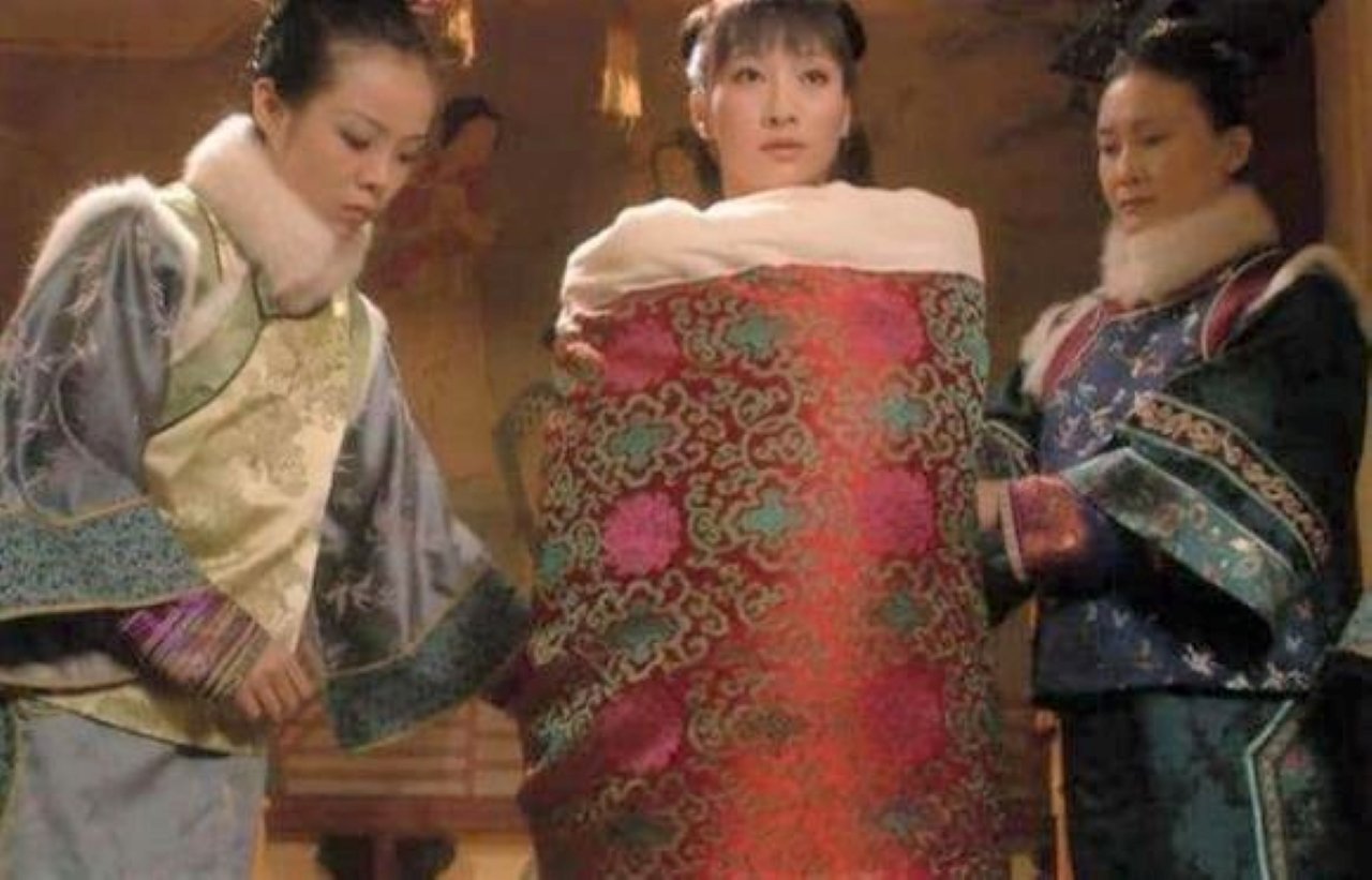 Khi các phi tần tắm rửa sạch sẽ và thoa một số hương liệu lên cơ thể, họ sẽ lên giường nằm, quấn chăn kín người và chờ 3-4 thái giám nâng đến tẩm cung của Hoàng đế. (Ảnh minh họa)
